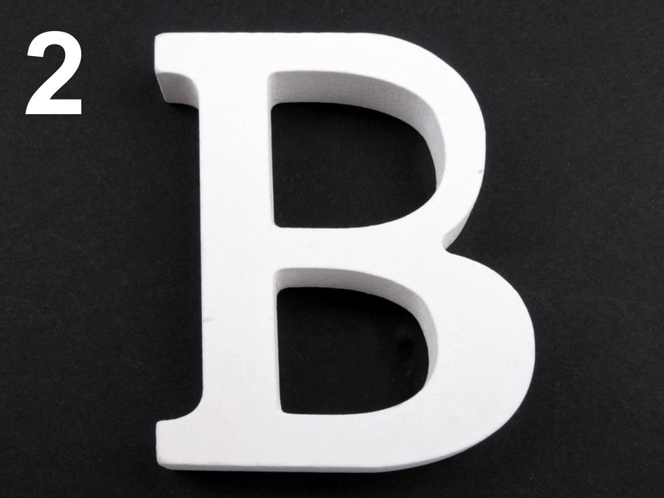 Dřevěná dekorace písmena abecedy, barva 2 "B" bílá sněžná