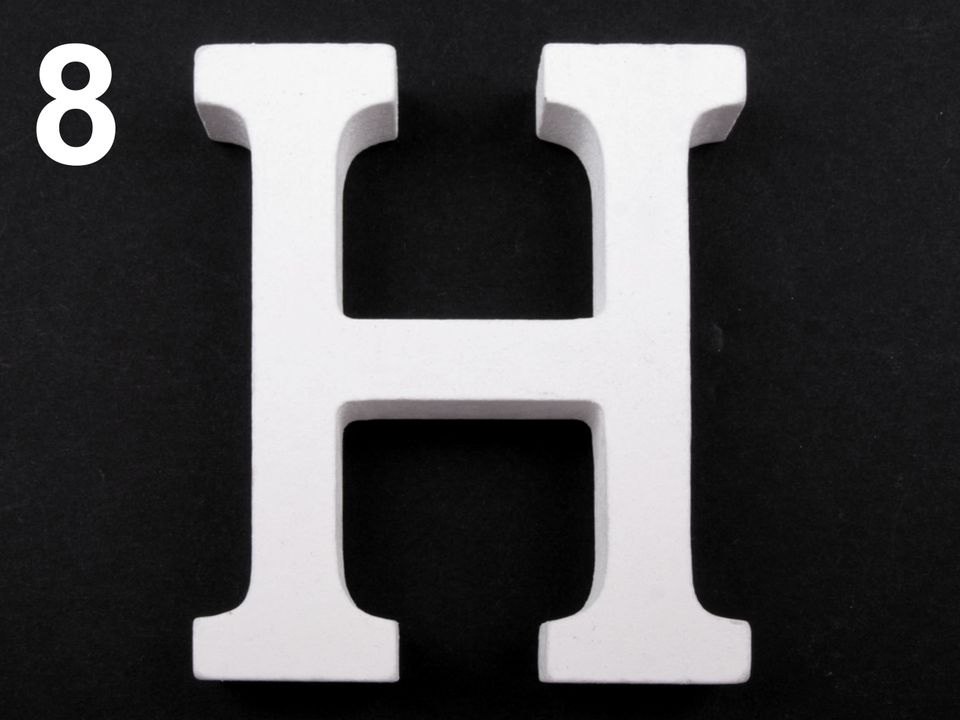Dřevěná dekorace písmena abecedy, barva 8 "H" bílá sněžná