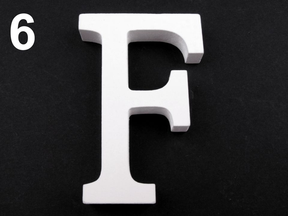 Dřevěná dekorace písmena abecedy, barva 6 "F" bílá sněžná