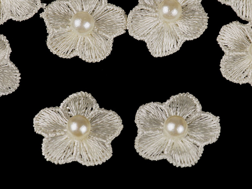 Vyšívaný květ Ø2 cm s perlou, barva 2 krémová světlá