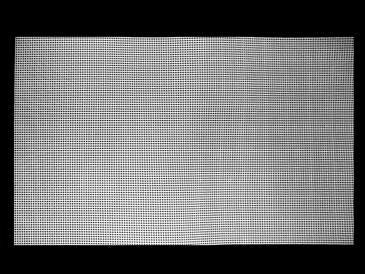Fotografie Plastová kanava / mřížka vyšívací 34,5x57 cm, barva bílá