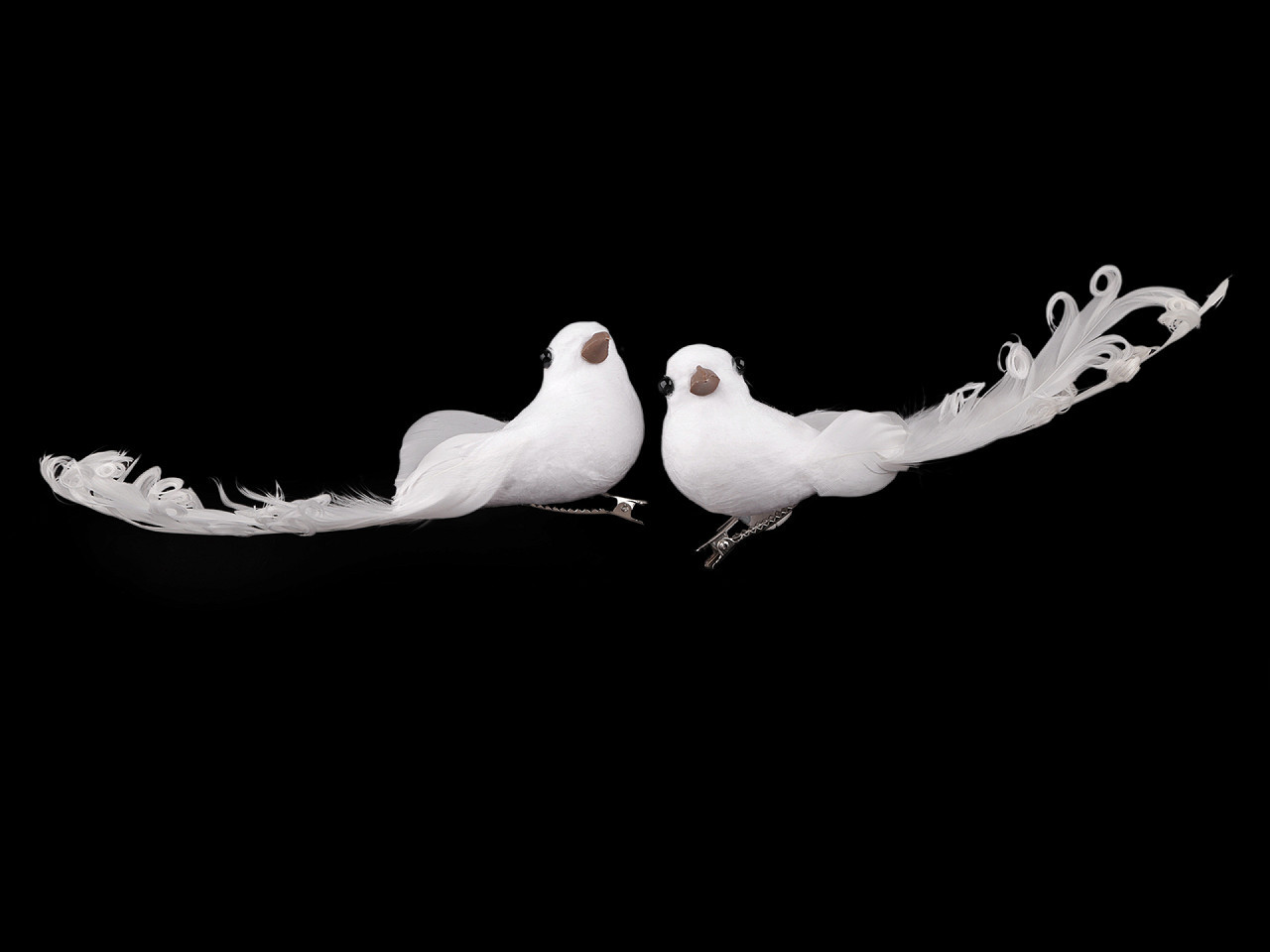 Dekorace holubice s kudrnatým peřím, s klipem, barva 1 bílá