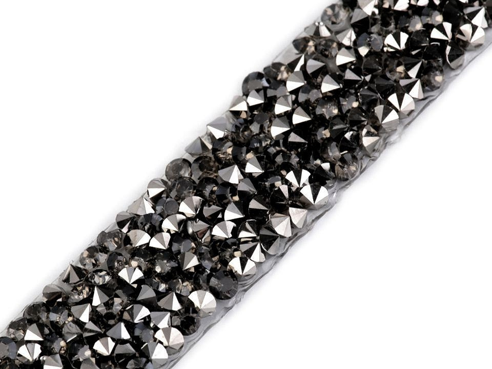 Prýmek s kamínky šíře 15 mm nažehlovací, barva 3 black diamond