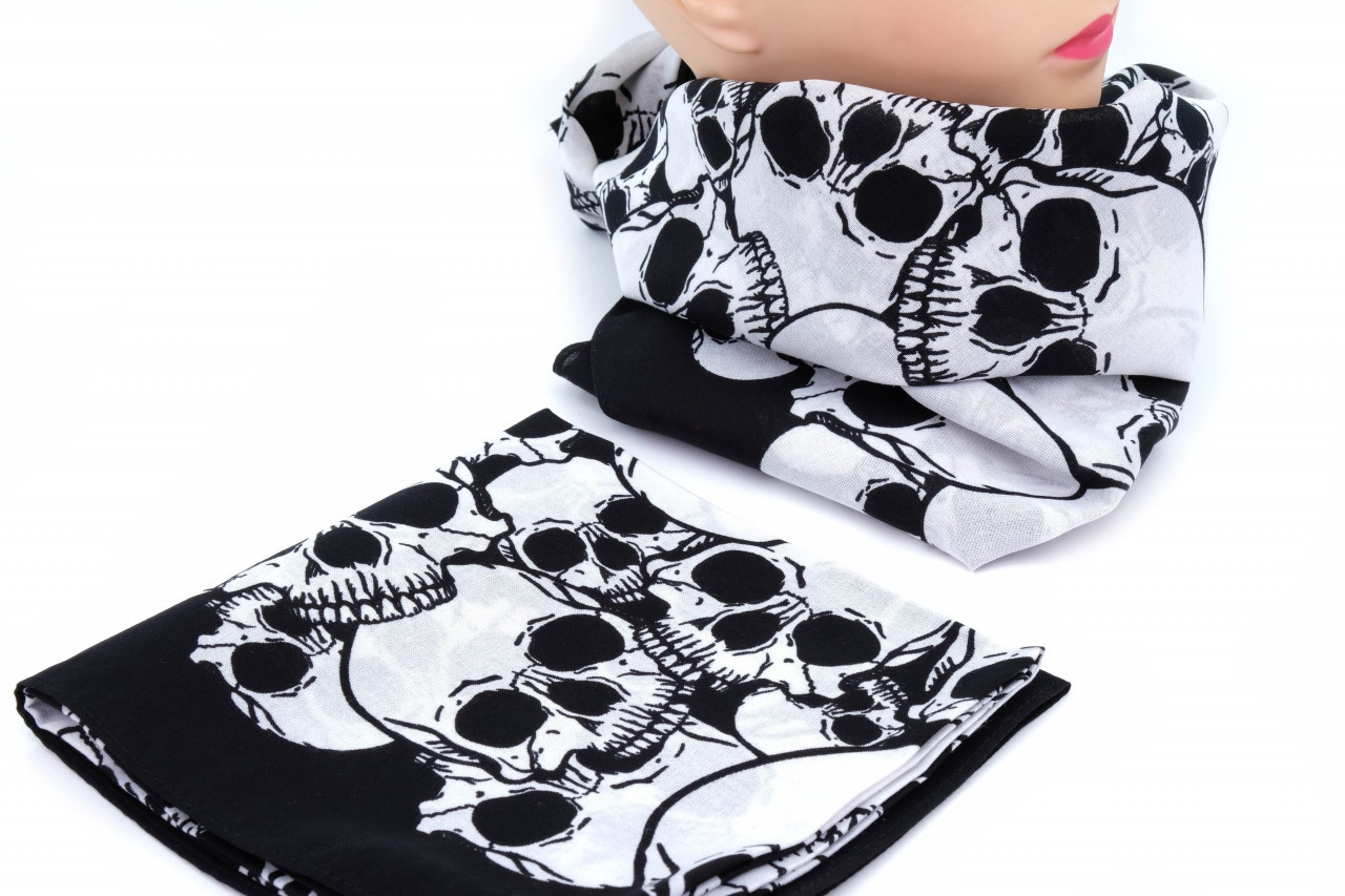 Šátek bavlněný 70x70 cm lebky, barva černá