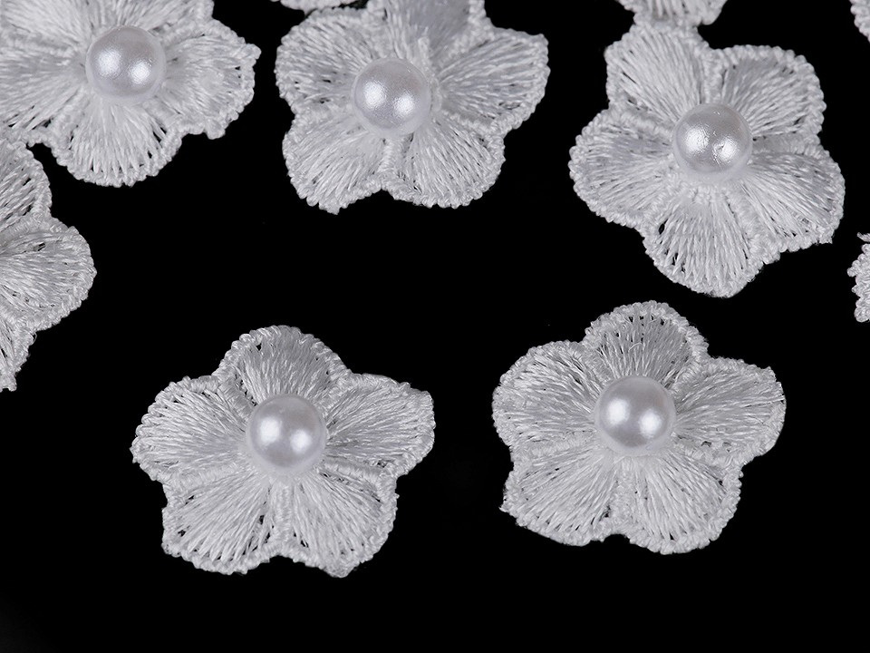 Vyšívaný květ Ø2 cm s perlou, barva 1 bílá