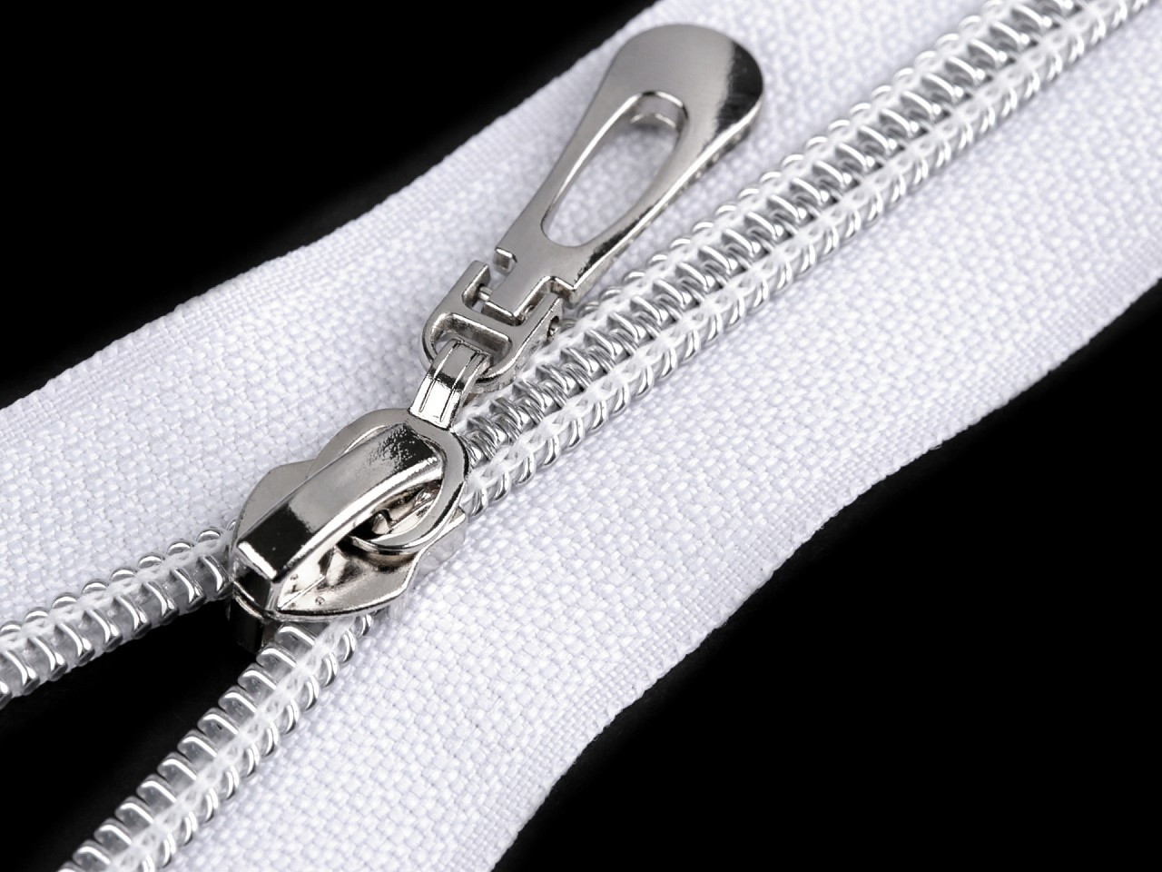 Spirálový zip se stříbrnými zoubky šíře 7 mm délka 60 cm, barva 101 bílá