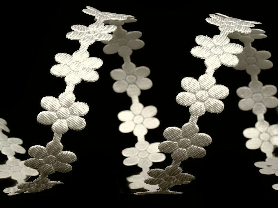 Saténový prýmek šíře 10 mm květ, barva 2 Off White