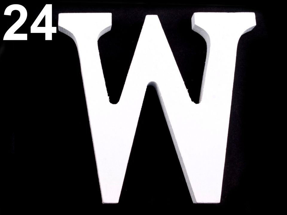 Dřevěná dekorace písmena abecedy, barva 24 "W" bílá sněžná