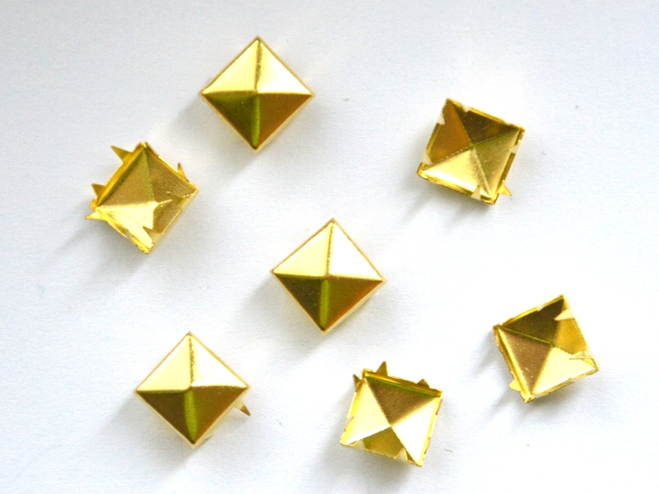 Cvočky na oblečení 10x10mm pyramida, barva Zlatá