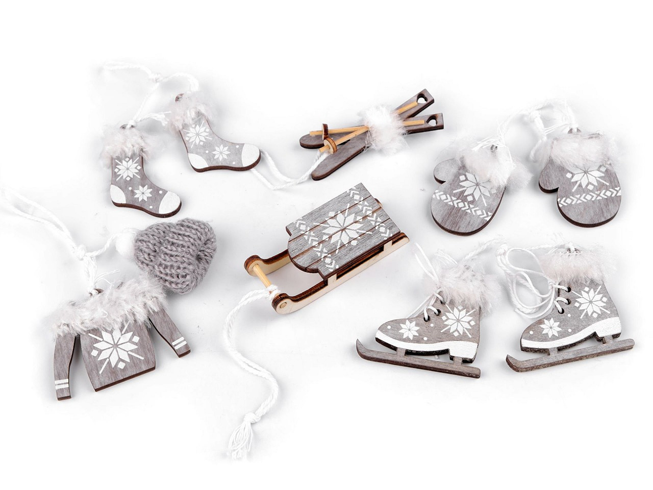 Vánoční dekorace - sáňky, lyže, brusle, čepice, bunda, rukavice, ponožky, barva 4 šedá