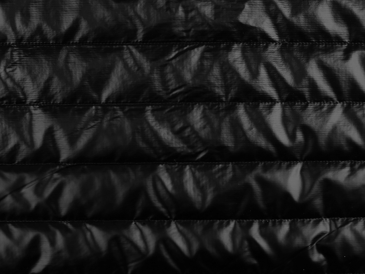 Prošívaná šusťákovina / prošev zateplená s podšívkou pruhy 4,5 cm, barva černá