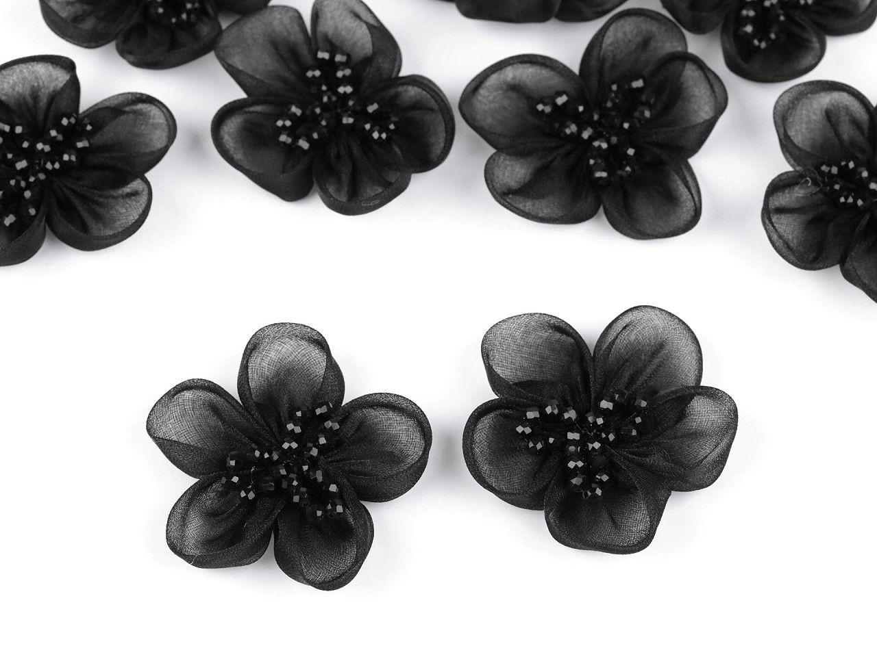 Organzový květ s broušenými korálky k našití a nalepení Ø4,5 cm, barva 1 černá