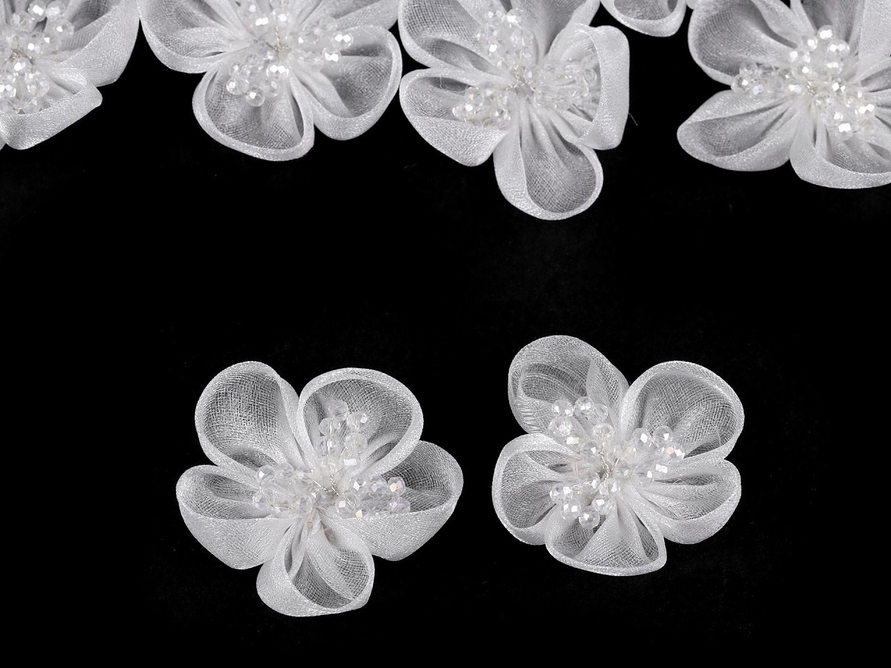 Organzový květ s broušenými korálky k našití a nalepení Ø4,5 cm, barva 2 bílá