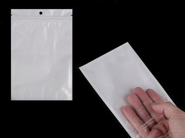 Uzavíratelný sáček se závěsem 12x18 cm jedna strana průhledná