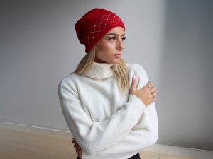 Dámská / dívčí zimní čepice s kamínky a perlami Lamblook