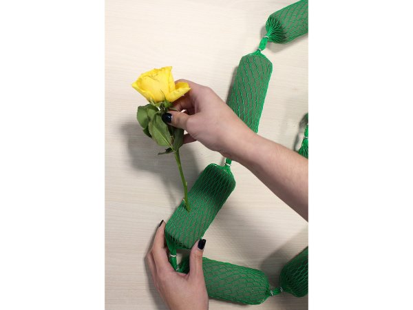 Girlanda z aranžovací hmoty na živé květiny