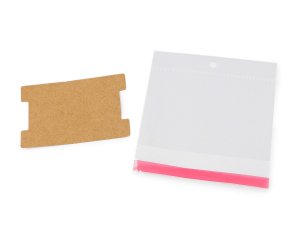 Papírová karta na náramky, gumičky se sáčkem s eurozávěsem 6,2x9,3 cm