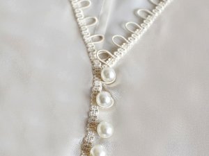 Prýmek s pružným očkem na knoflíky šíře 15 mm