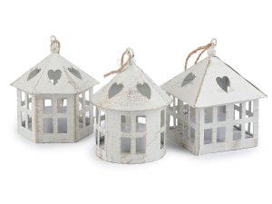 Kovová lucerna svítící k zavěšení