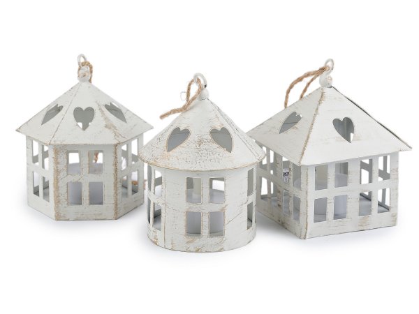 Kovová lucerna svítící k zavěšení