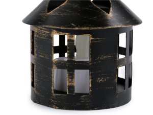 Kovová lucerna svítící k zavěšení