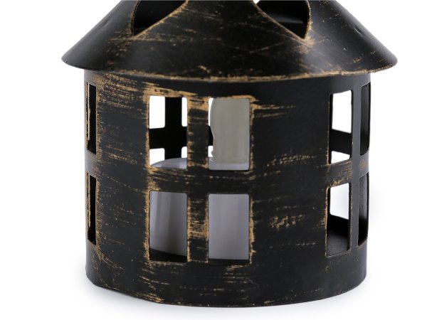 Kovová lucerna svítící k zavěšení