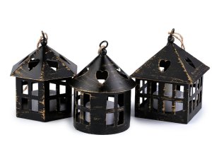 Kovová lucerna svítící k zavěšení