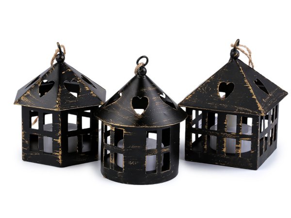 Kovová lucerna svítící k zavěšení