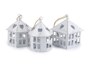 Kovová lucerna svítící k zavěšení