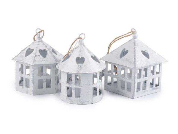 Kovová lucerna svítící k zavěšení