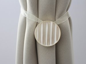 Magnetická spona na závěsy