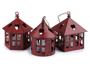 Kovová lucerna svítící k zavěšení