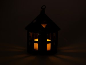 Kovová lucerna svítící k zavěšení