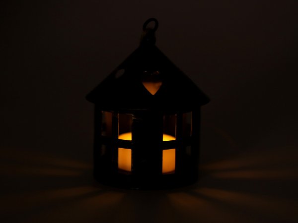 Kovová lucerna svítící k zavěšení