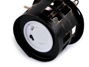 Kovová lucerna svítící k zavěšení