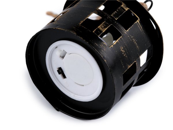 Kovová lucerna svítící k zavěšení