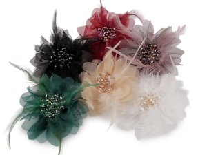 Brož se skleněnými broušenými korálky a peřím