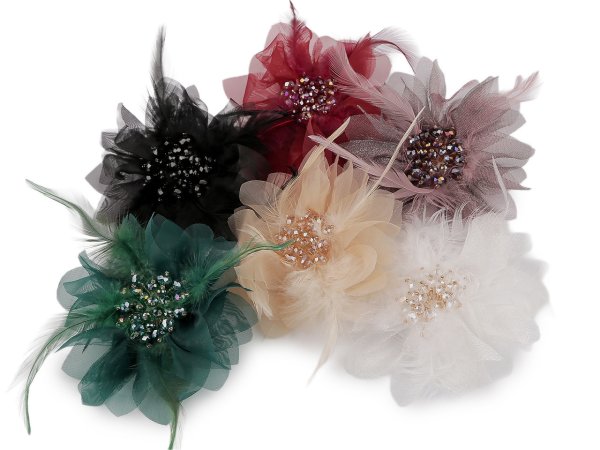 Brož se skleněnými broušenými korálky a peřím