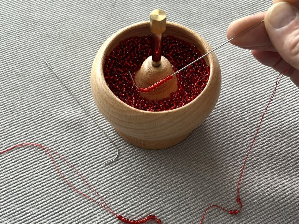 Dřevěný mlýnek k navlékání rokajlu Ø9 a 10 cm s jehlou