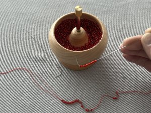 Dřevěný mlýnek k navlékání rokajlu Ø9 a 10 cm s jehlou