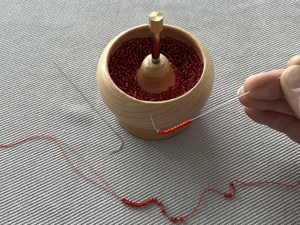 Dřevěný mlýnek k navlékání rokajlu Ø9 a 10 cm s jehlou