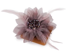 Brož se skleněnými broušenými korálky a peřím