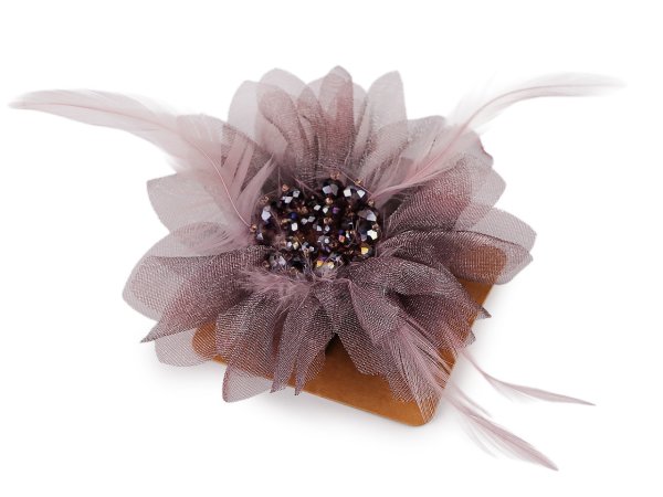 Brož se skleněnými broušenými korálky a peřím