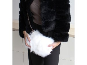 Kožešinová kabelka s kovovým řetízkem 24x19 cm