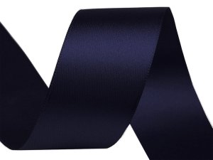 Atlasová stuha oboulící svazky po 5 m šíře 40 mm