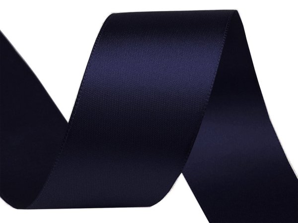 Atlasová stuha oboulící svazky po 5 m šíře 40 mm