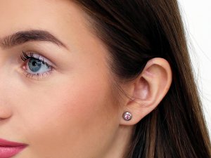 Náušnice z nerezové oceli s broušeným kamínkem
