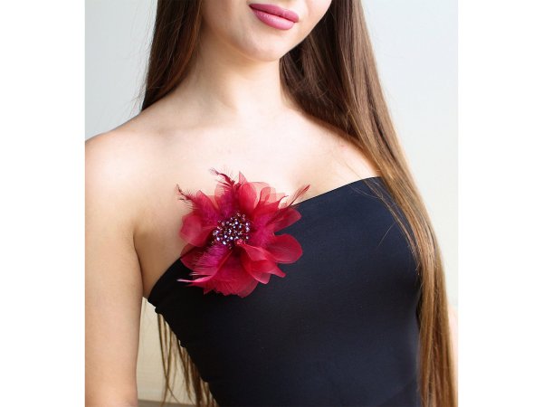 Brož se skleněnými broušenými korálky a peřím