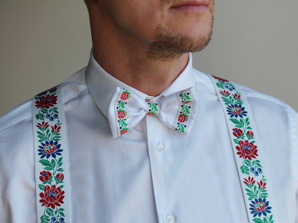 Saténový motýlek folklor hand made, délka 12 cm