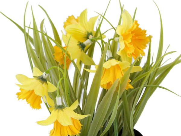 Umělé narcisy v květináči